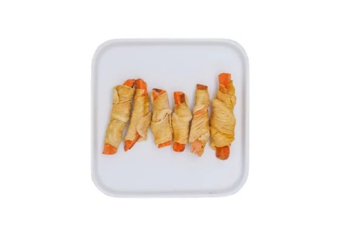 Freeze-dried chicken wrapped around carrots
